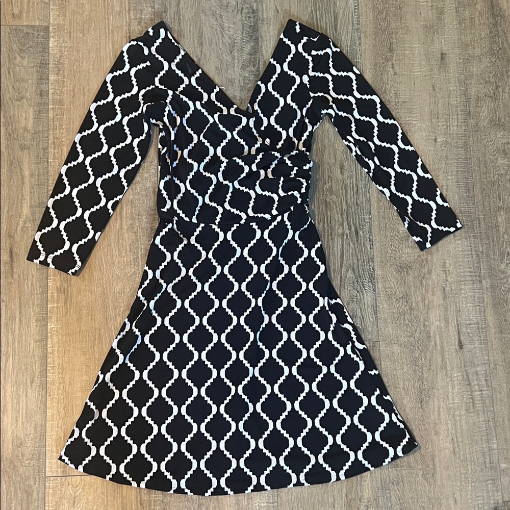 Maggy London Black and White Geometric Long Sleeve Dress